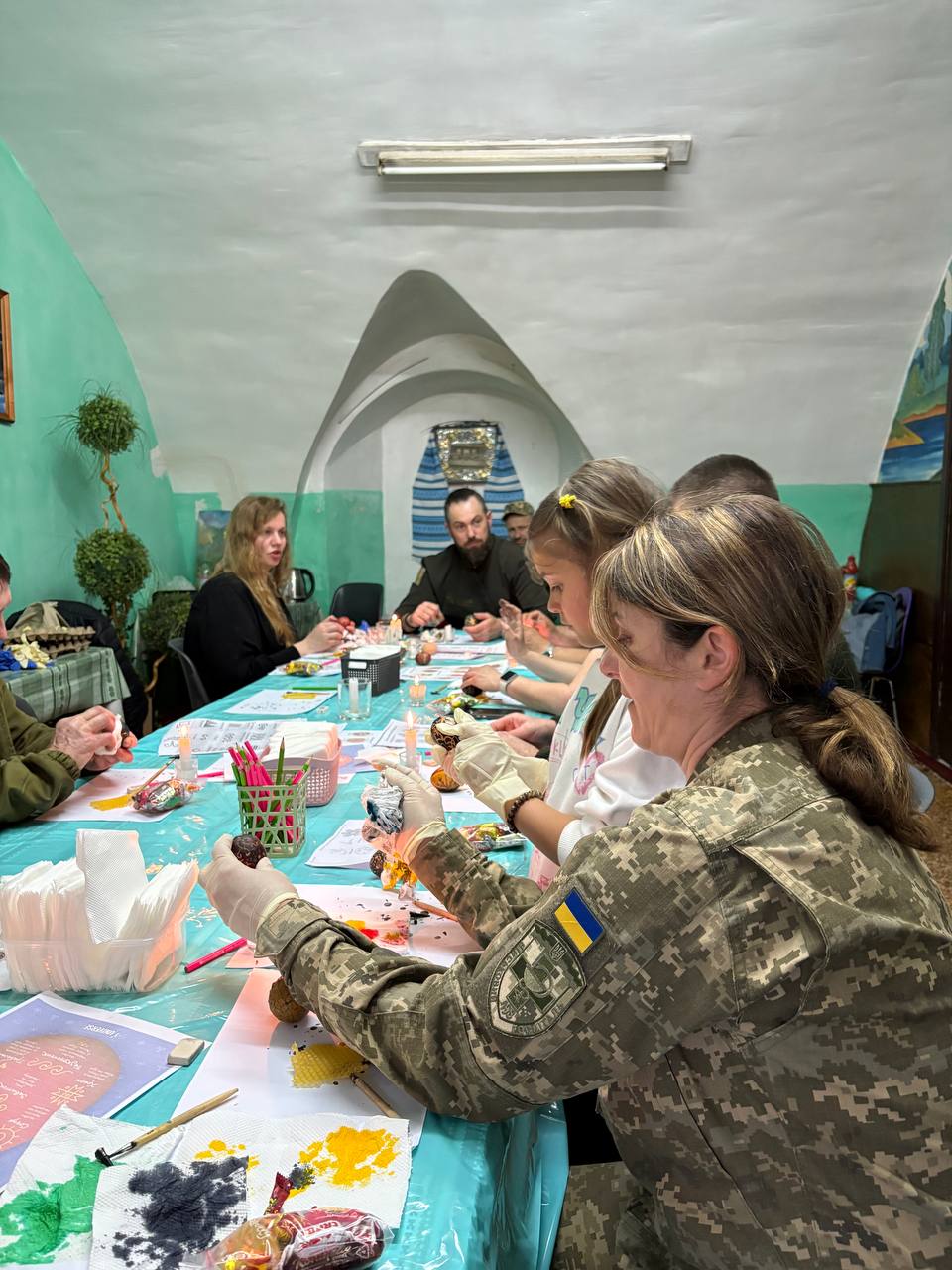 Учасники старанно працюють над створенням писанок