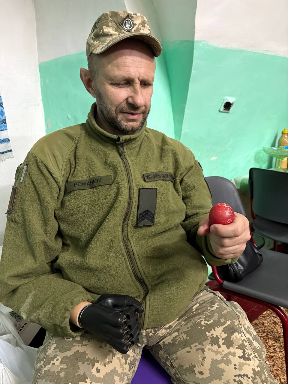 Військовий тримає готову писанку, яку зробив власноруч