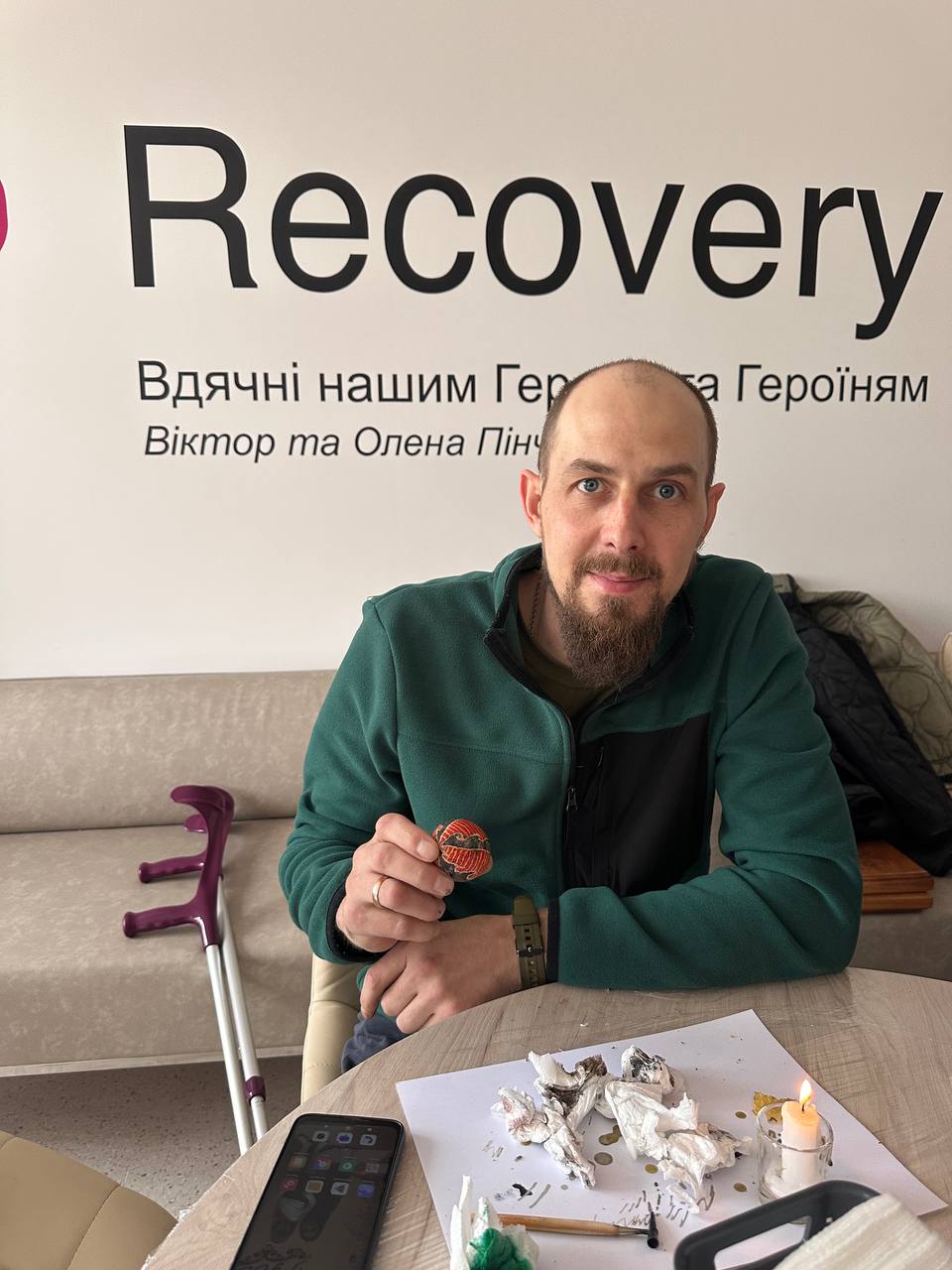 Учасник майстер-класу показує створену писанку власноруч