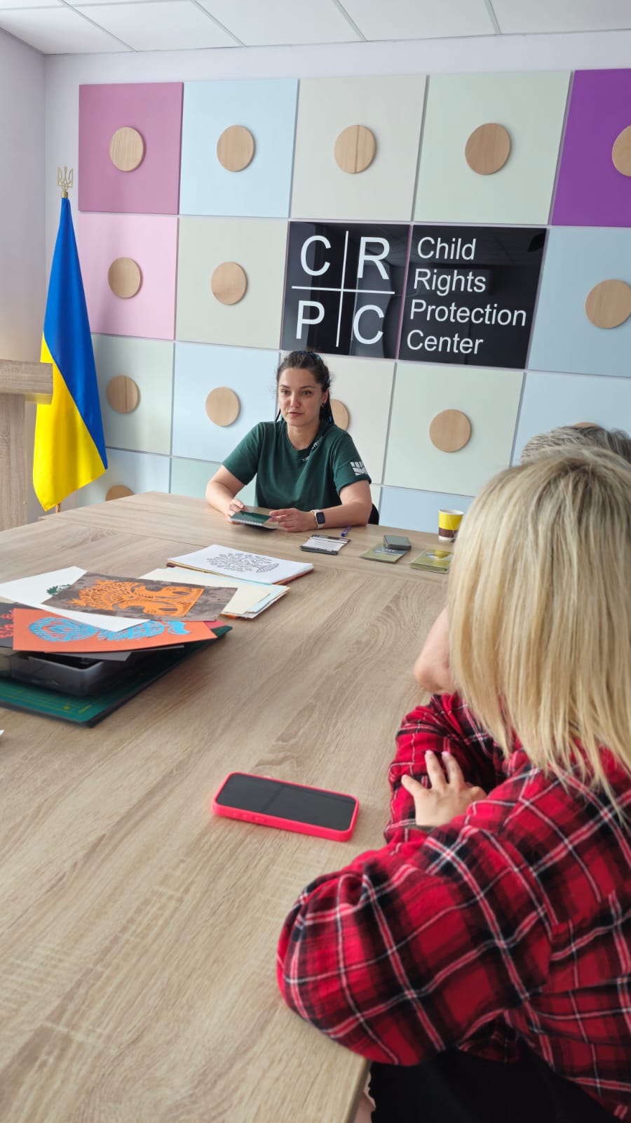 Учасникам майстер-класу розповідають історію та техніку створення витинанки
